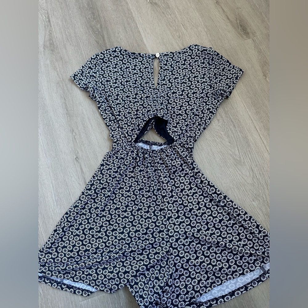 NWOT HOLLISTER Short sleeve short Romper size XXS blue and white floral - Picture 2 of 8